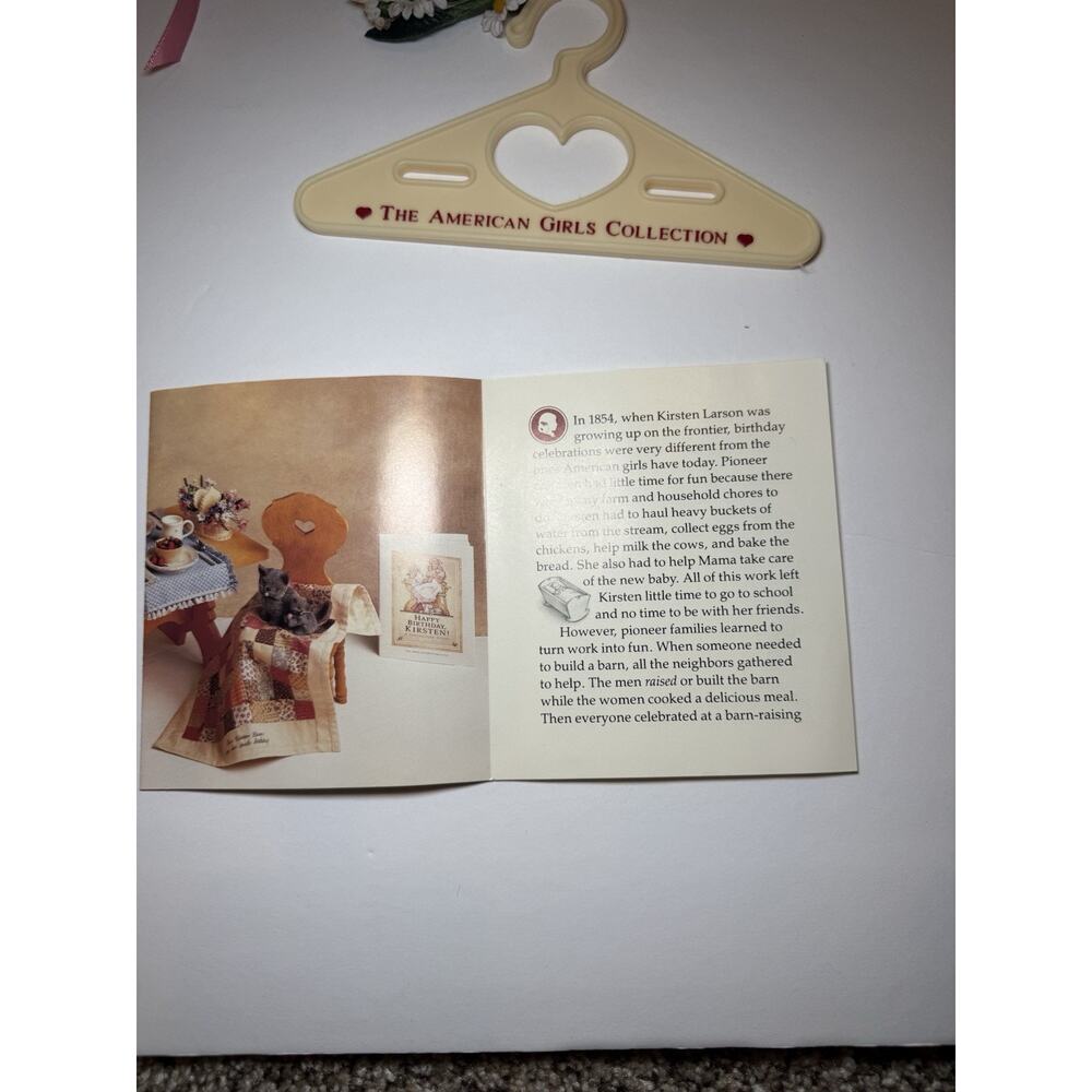 American Girl Kirsten Birthday Dress Wreath Hanger Book Pleasant Company Vintage - Picture 10 of 10